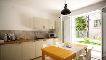 Réfrigérateur, micro-ondes, plaque de cuisson, cafetiÚre/bouilloire