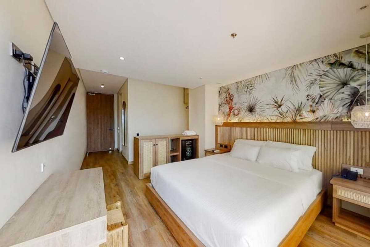 Phòng Suite Deluxe, ban công, quang cảnh thành phố | Két bảo mật tại phòng, bàn ủi/dụng cụ ủi quần áo 