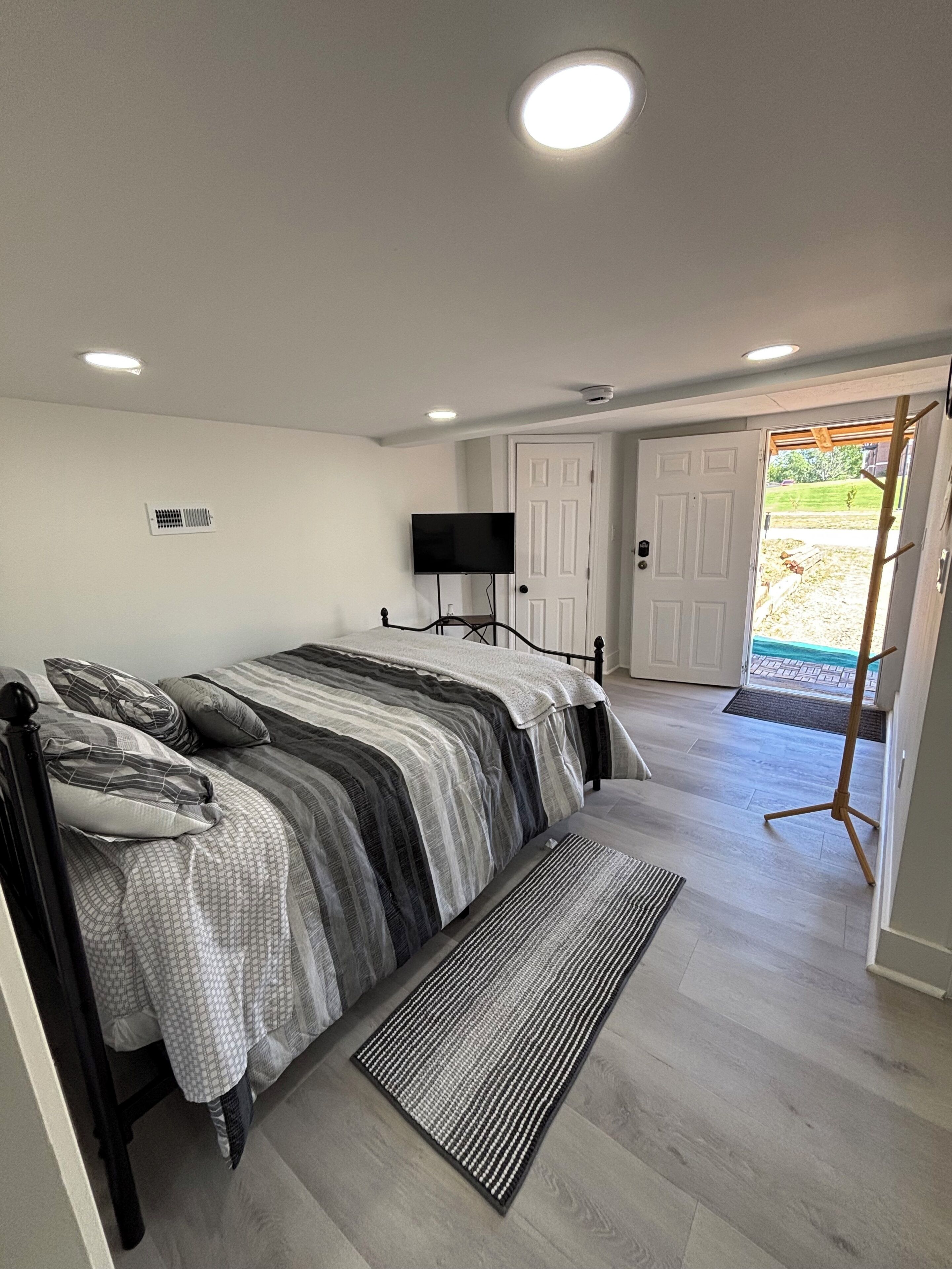 Iron/ironing board, free WiFi, bed sheets, wheelchair access