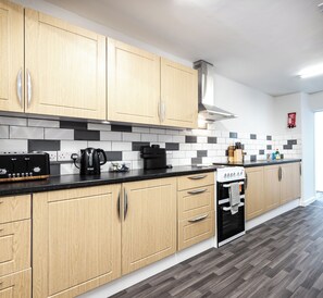 Fridge, microwave, electric kettle, toaster - Bayview Aparthotel by Guestz (Morecambe)