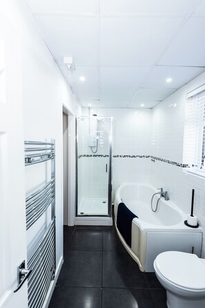 Towels, toilet paper - Bayview Aparthotel by Guestz (Morecambe)