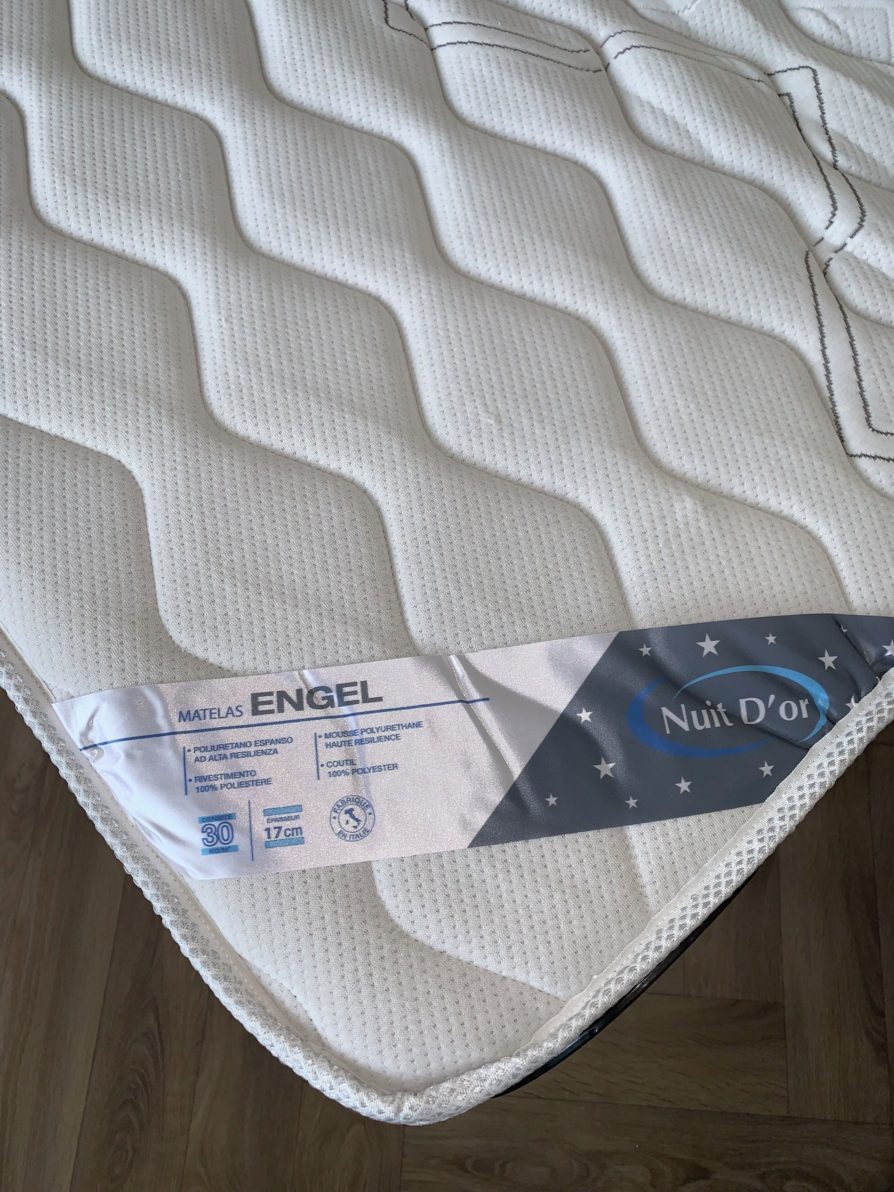 Een matras met een label dat aangeeft dat het van Engel is, met een dikte van 30 cm en 100% polyester.
