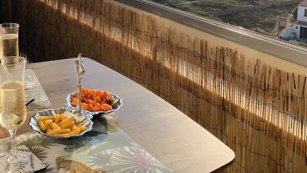 A table with snacks and a glass of wine, a view of the beach, and a sunset. - The horizon - Ocean view with magnificent sunset (Saint-Hilaire-de-Riez)