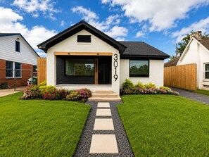 A modern two-story house with a number 3019 displayed on the front. - Muse Atelier | Houston (Houston)