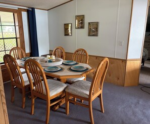 Dining - Lovely 3-bedroom family-friendly & accessible home near springs & state parks! (Lecanto)