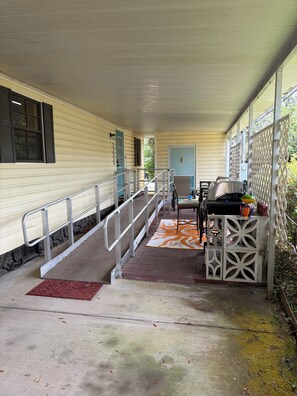 Property grounds - Lovely 3-bedroom family-friendly & accessible home near springs & state parks! (Lecanto)
