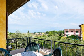 Outdoor dining - Apartment 'Gigli Vista Lago' with Lake View, Wi-Fi and Air Conditioning (Lazise)