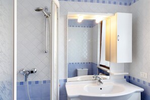 Shower, hair dryer, towels - Apartment 'Gigli Vista Lago' with Lake View, Wi-Fi and Air Conditioning (Lazise)