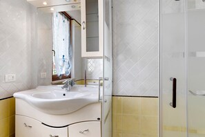Shower, hair dryer, towels - Gigli Apartment with Garden, Shared Pool, Wi-Fi and Air Conditioning (Lazise)