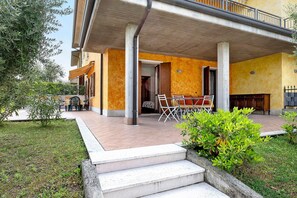 Terrace/patio - Gigli Apartment with Garden, Shared Pool, Wi-Fi and Air Conditioning (Lazise)