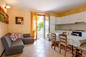 TV - Gigli Apartment with Garden, Shared Pool, Wi-Fi and Air Conditioning (Lazise)
