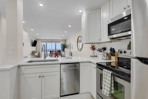 Frigorífico, microondas, horno y placa de cocina
