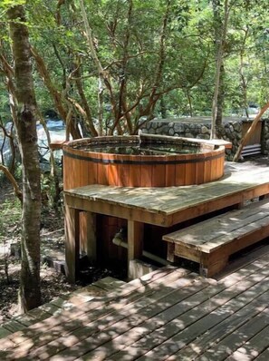 Outdoor spa tub