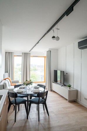 Dining - Portowa M2 - Vistula River nearby, Parking, Balcony - by Rentujemy (Kraków)