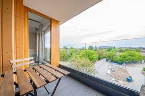 Outdoor dining - Portowa M2 - Vistula River nearby, Parking, Balcony - by Rentujemy (Kraków)