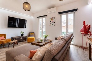 TV, offices - Luxury Rooftop Duplex | Terrace, Views & Parking (Lisboa)