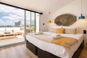 Desk, iron/ironing board, travel cot, WiFi - Luxury Rooftop Duplex | Terrace, Views & Parking (Lisboa)
