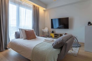 Escritorio, cuna de viaje, wifi y ropa de cama 