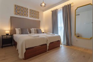Desk, travel cot, WiFi, bed sheets - Calm Luxury w/Pool, Gym & Parking (Lisboa)