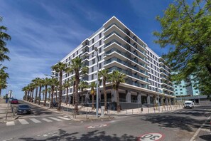 Exterior - Calm Luxury w/Pool, Gym & Parking (Lisboa)