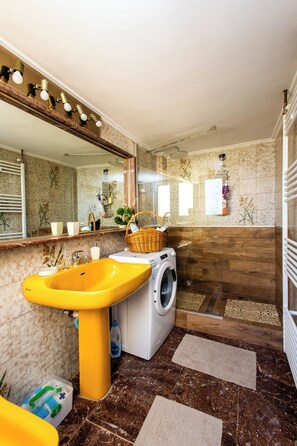 Dusche, Haartrockner, Bidet, Handtücher