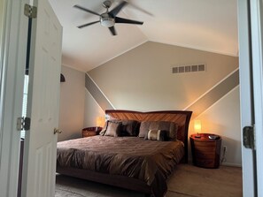 Iron/ironing board, WiFi, bed sheets - Spacious 3-Bedroom House in Pittsfield Township – Close to U of M & EMU (Ypsilanti)