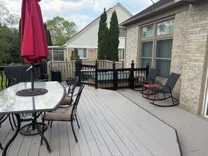 Outdoor dining - Spacious 3-Bedroom House in Pittsfield Township – Close to U of M & EMU (Ypsilanti)