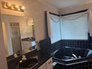Jetted bath, towels, soap, toilet paper - Spacious 3-Bedroom House in Pittsfield Township – Close to U of M & EMU (Ypsilanti)