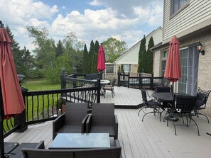 Outdoor dining - Spacious 3-Bedroom House in Pittsfield Township – Close to U of M & EMU (Ypsilanti)