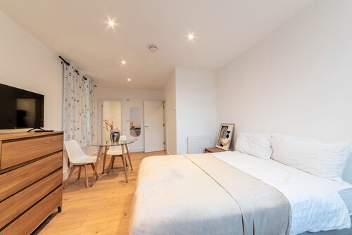 Central - Stay 2 - Near Transport - Paid Parking