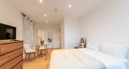 Central - Stay 2 - Near Transport - Paid Parking