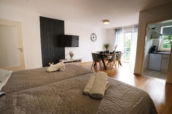 Apartment, 2 Schlafzimmer, Balkon, Stadtblick | Bügeleisen/Bügelbrett, kostenloses WLAN