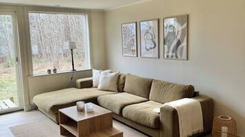 House, 2 Bedrooms, Smoking, Balcony | Living room