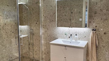 House, 2 Bedrooms, Smoking, Balcony | Bathroom