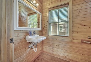 Shower, towels - A cottage collection inspired by the performing arts heritage of Okoboji Summer Theatre (Okoboji)