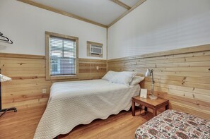 WiFi, bed sheets - A cottage collection inspired by the performing arts heritage of Okoboji Summer Theatre (Okoboji)