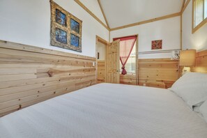 WiFi, bed sheets - A cottage collection inspired by the performing arts heritage of Okoboji Summer Theatre (Okoboji)