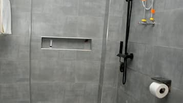 Douche, articles de toilette gratuits, chaussons, serviettes fournies