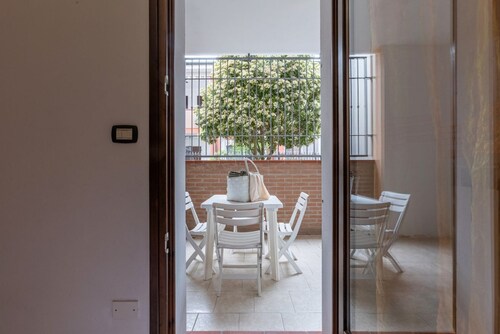 A cozy and comfortable 46 square meters villa, perfect for five people, with a private entrance on the ground floor.The property is conveniently located in Lido delle Nazioni: the beach, restaurants, bars, ice cream parlors, and a supermarket are just a 