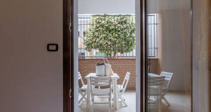 A cozy and comfortable 46 square meters villa, perfect for five people, with a private entrance on the ground floor.The property is conveniently located in Lido delle Nazioni: the beach, restaurants, bars, ice cream parlors, and a supermarket are just a