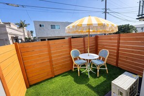 Outdoor dining - New! Modern 1BR Apartment w Yard 3 blocks to Ocean (San Diego)