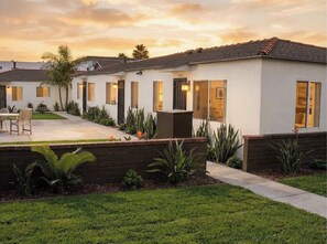 Outdoor dining - New! Modern 1BR Apartment w Yard 3 blocks to Ocean (San Diego)