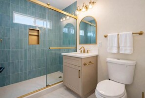 Shower, hair dryer, towels, shampoo - New! Modern 1BR Apartment w Yard 3 blocks to Ocean (San Diego)