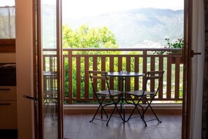 Comfort trippelrum - utsikt mot bergen | Restaurang utomhus