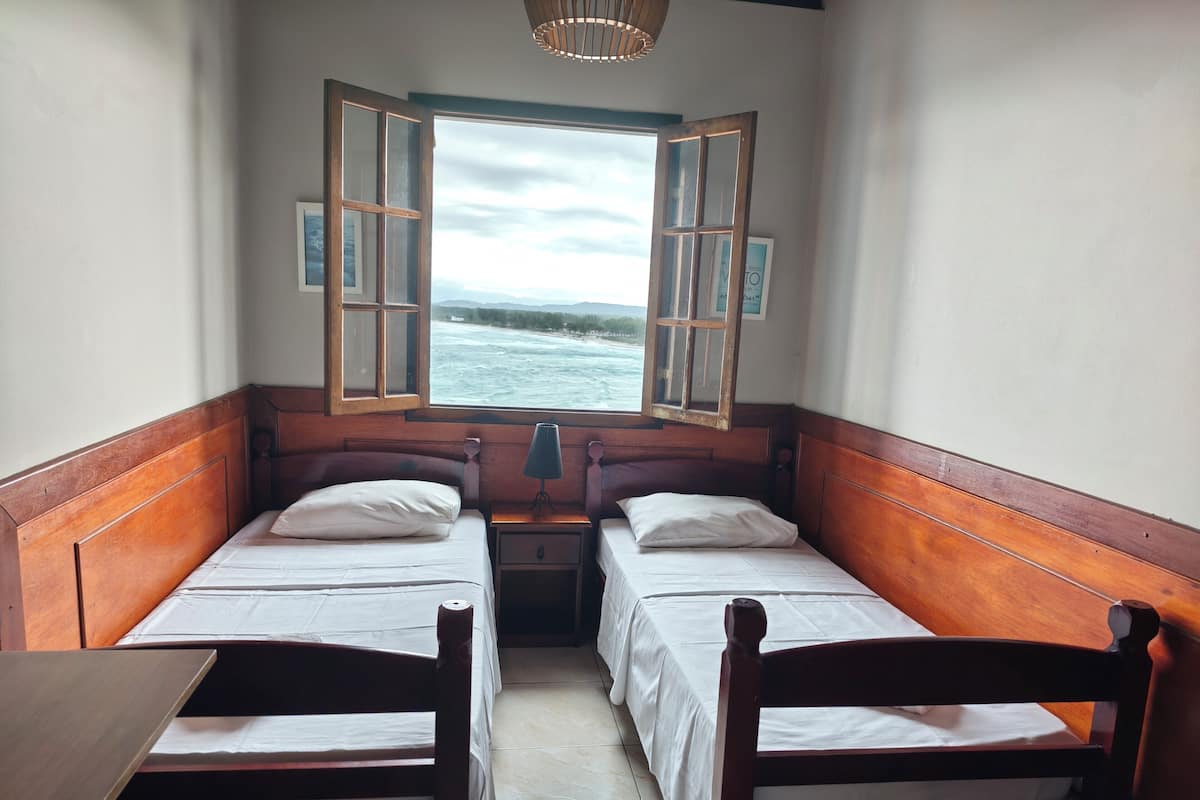 Habitación clásica con 2 camas individuales, vista al mar | Wifi gratis