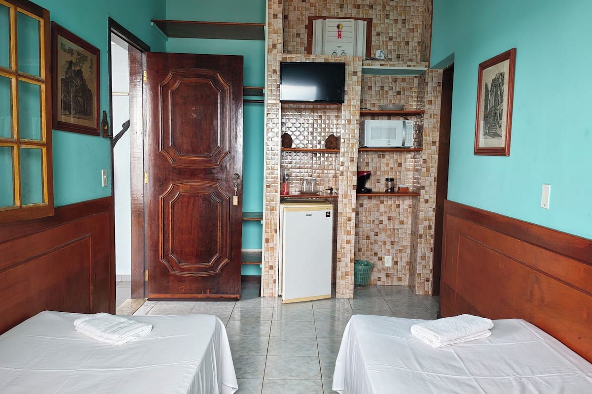 Habitación clásica con 2 camas individuales, balcón, vista al mar | Wifi gratis
