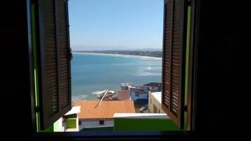 Habitación clásica con 2 camas individuales, balcón, vistas al mar | Interior