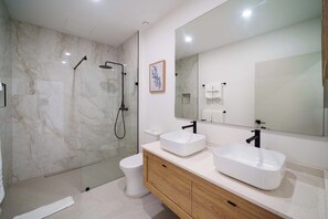 Shower, hair dryer, towels - Elegant 2BR Pool Villa! Beach 5min, Holetown (Lower Carlton)