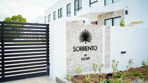Un edificio moderno con un letrero que dice 'Sorrento by Escape'.