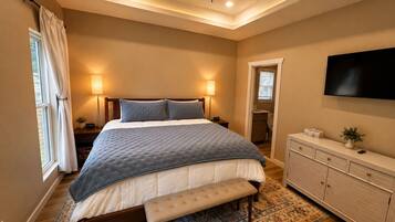 3 bedrooms, desk, iron/ironing board, WiFi (surcharge)
